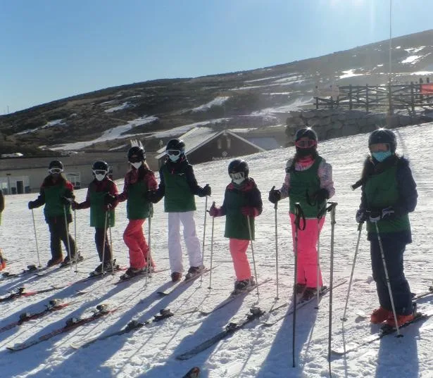 Grupo de alumnos con los esquís puestos en las pistas de Alto Campoo